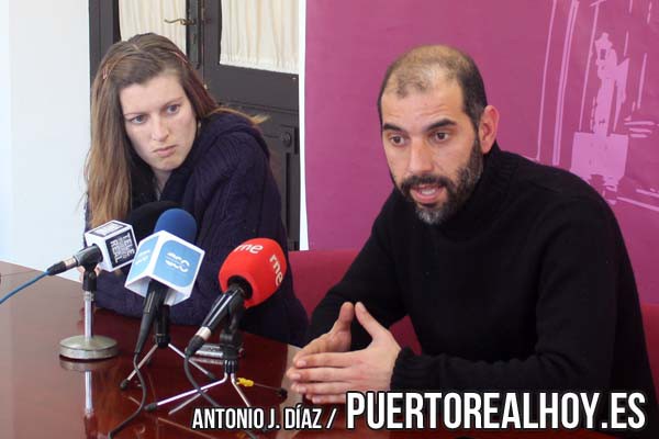 Antonio Romero, Alcalde de Puerto Real, y Mayte Sánchez, Concejala de Participación Ciudadana, en rueda de prensa.
