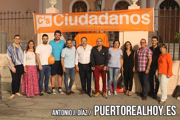 Los miembros de Ciudadanos en Puerto Real apoyando a Albert Rivera.