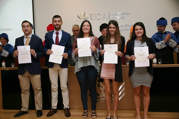 Alumnos premiados por la UCA. / Foto: UCA