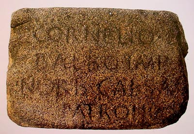 Inscripción dedicada a Lucio Cornelio Balbo el Menor (gran propietario en la Bahía de Cádiz), en Norba (Cáceres), ciudad de la que era patronus.