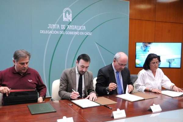 Fernando López Gil y Javier Sánchez Rojas durante la firma. Foto: Junta de Andalucía.