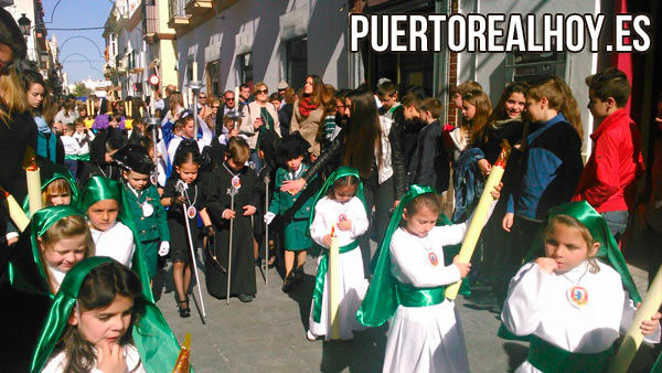 Los alumnos del Colegio Juan Pablo II - Santo Ángel, en su procesión.