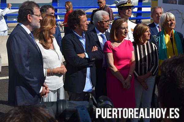 Rajoy, Díaz, González, Jiménez Barrios, Pastor, García y Martínez escuchan las explicaciones sobre el Puente. / FOTO: PRH
