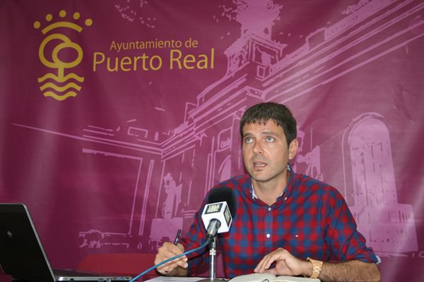 Alfredo Charques, comenta la iniciativa. / Foto: Ayto. de Puerto Real