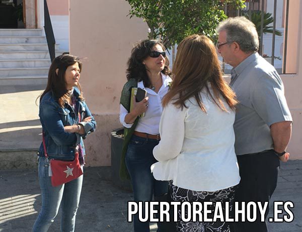 Los vecinos en la puerta del Ayuntamiento dialogando con Maribel Peinado (PA). 