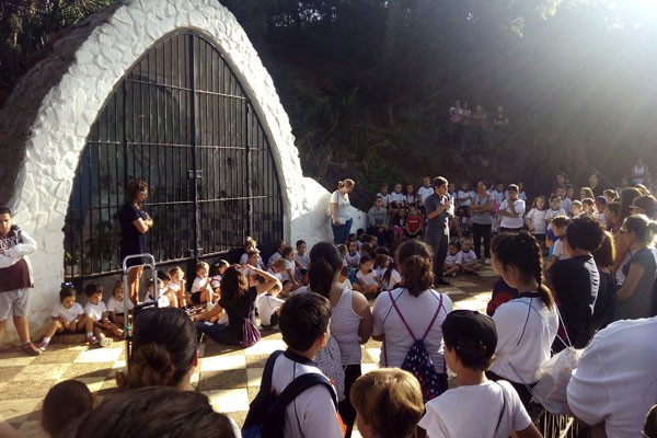 Los Alumnos del Colegio Juan Pablo II - Santo Ángel, en el día de la Virgen de Lourdes