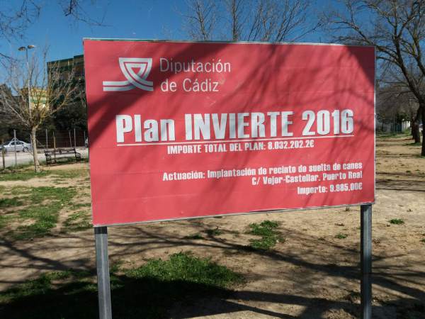 Cartel del Plan Invierte de la Diputación de Cádiz y cuantía de la obra.