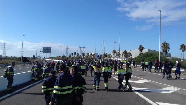 Movilización de los trabajadores de Navantia al Puente Carranza. 