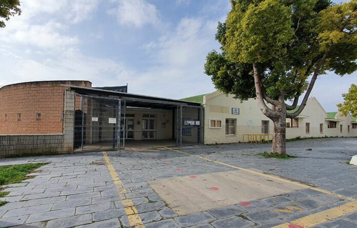 Puerta de la Escuela Elvira Lindo, en Puerto Real.