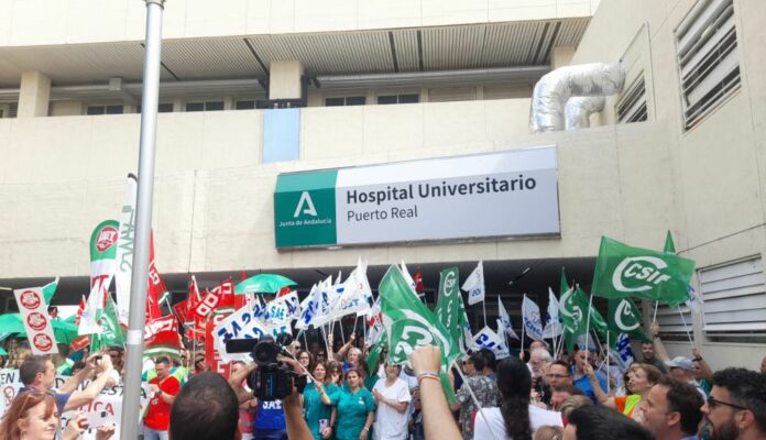 Protestas sindicales a las puertas del Hospital de Puerto Real.