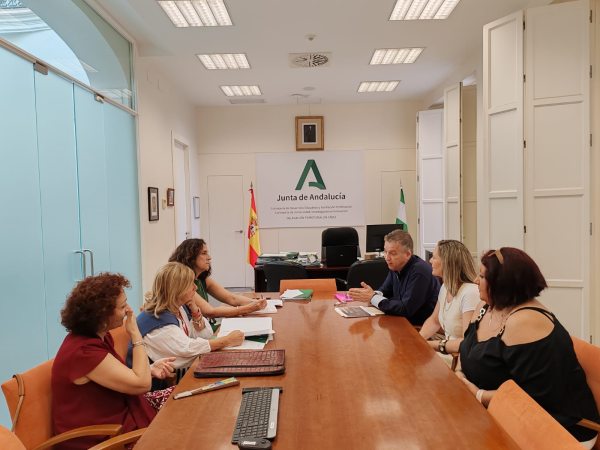 Miembros del IES La Algaida en la sede de la Delegación de Educación de la Junta de Andalucía en Cádiz.