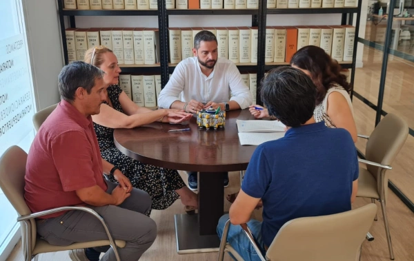 Acto de firma para la compra de 13 viviendas de la SAREB por parte de la EPSUVI.