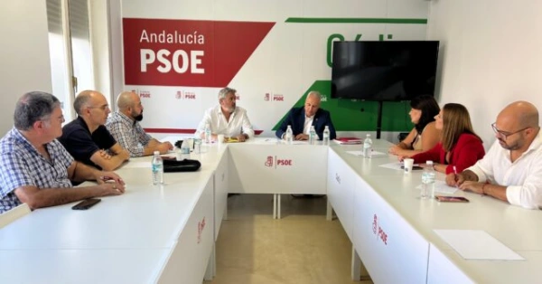 Miembros del PSOE de Cádiz y Puerto Real con los representantes de Navantia Puerto Real.