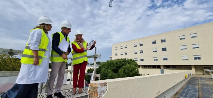 Eva Pajares visita las obras que se producen en el Hospital de Puerto Real.