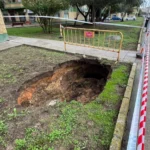 Socavón provocado por la rotura del colector de aguas en Ciudad Jardín.