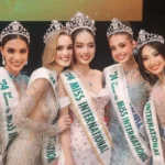 Alba Pérez, segunda por la izquierda, junto a la ganadora del certamen Miss Internacional 2024.