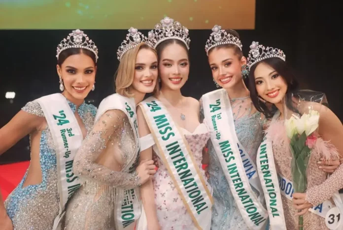 Alba Pérez, segunda por la izquierda, junto a la ganadora del certamen Miss Internacional 2024.