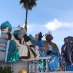 Los Reyes Magos en su carroza por el Río San Pedro. Foto: Ayto. de Puerto Real.