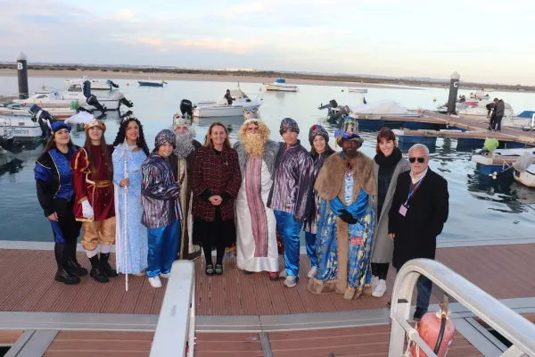 La Alcaldesa, Aurora Salvador; la Concejala de Fiestas, Nazaret Ramírez; y el Presidente del Foro del Río San Pedro, Ángel Galán, con Sus Majestades los Reyes Magos en el Río San Pedro.