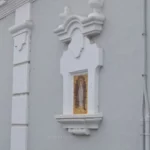 Hornacina en la Calle Teresa de Calcuta, con una imagen de la Virgen de Lourdes.