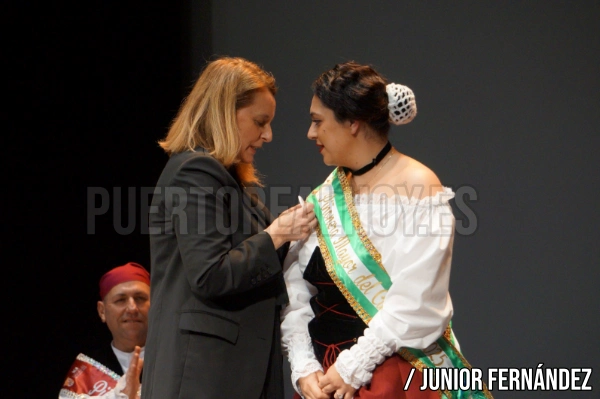 Proclamación como Piñonera Mayor de Claudia Armario por parte de la Alcaldesa de Puerto Real, Aurora Salvador. Foto: Junior Fernández