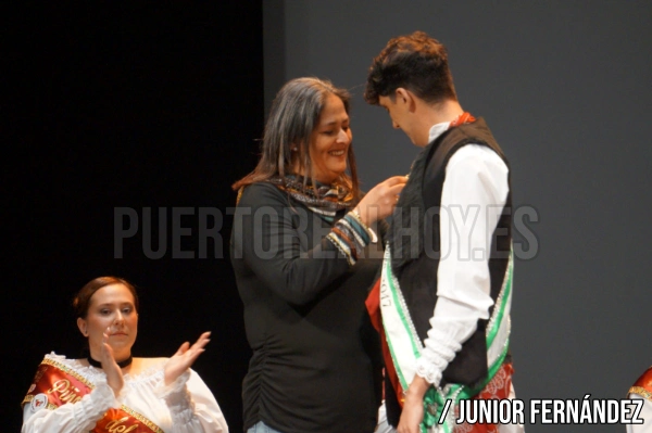 Luis Eduardo Madera fue condecorado como Piñonero Honorífico por parte de la Asociación de Damas de la Feria. Foto: Junior Fernández.