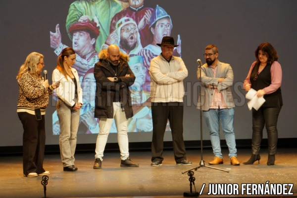 Miembros del Jurado anunciando los ganadores infantiles y agrupaciones que pasan a la final.